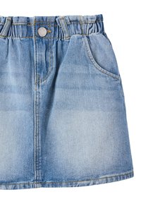 Gonna di denim di colore azzurro chiaro con vita elastica, due tasche frontali e dettagli di cucitura visibili all'orlo e alle tasche.