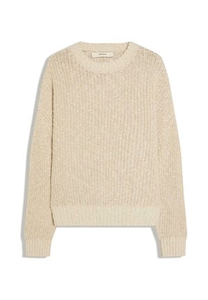 Bézs színű kötött pulóver hosszú ujjakkal, kerek nyakkivágással, bordázott mandzsettákkal és szegéllyel, fehér háttéren szétterítve.