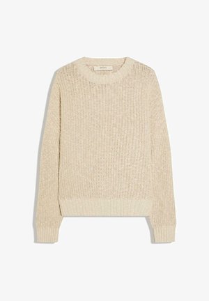 Maglione beige lavorato a maglia con maniche lunghe, collo rotondo e polsini e orlo a coste, disteso su uno sfondo bianco.