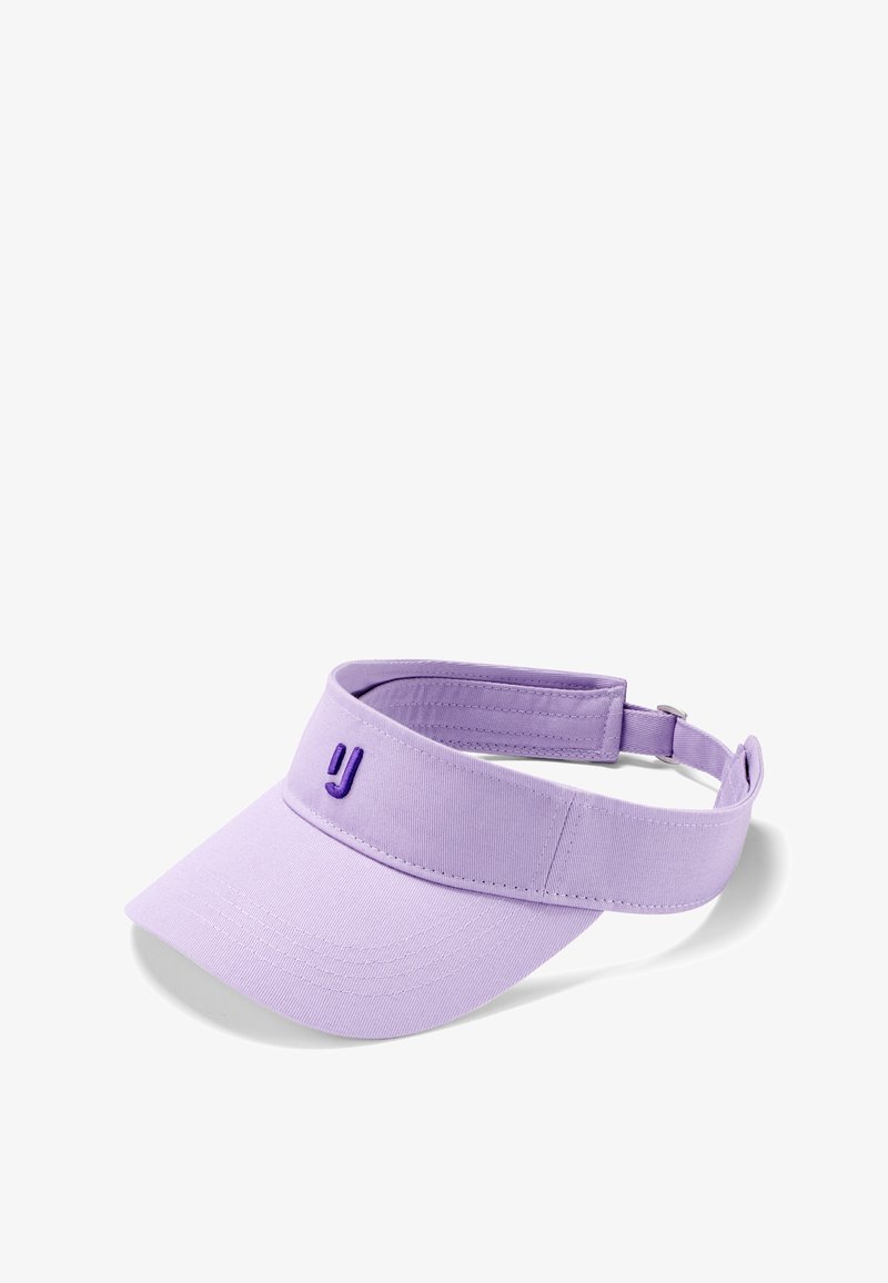 Purppurnen puuvillainen lippalakki, jossa on säädettävä hihna, edessä pieni brodeerattu logo ja leveä, tasainen lippa.