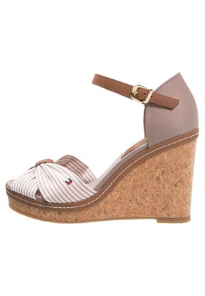 Kilesandal med korksål, beige stofhæl, brun ankelrem med guldbeklædning og beige-hvid stribet sløjfe forrest med lille logo.
