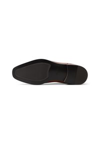 Zapato de vestir de cuero marrón con una textura suave y un diseño elegante. Presenta una suela de goma negra con agarre texturizado para mayor tracción.