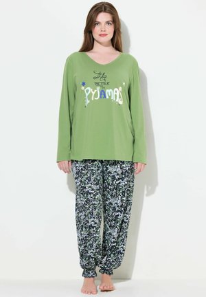 Grünes langärmliges Pyjamaoberteil mit bedrucktem Text. Kombiniert mit gemusterten Schwarz-Weiß-Blumenpyjamahosen mit elastischen Bündchen.