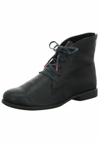 Stivaletto in pelle nera con texture liscia, punta tonda, suola piatta e lacci blu con dettagli rossi. Design classico e minimalista.