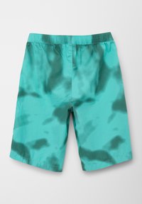 Turkusowe kąpielówki z ciemnozielonym wzorem tie-dye, elastycznym paskiem w talii i długością powyżej kolan, wykonane z lekkiego materiału.