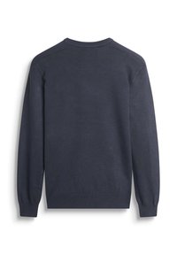 Mornarsko plava pletena puloverica s dugim rukavima, okruglim izrezom, rebrastim manžetama i donjim rubom. Glatka tekstura bez vidljivih uzoraka ili ukrasa.