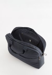 Mørkegrå laptoptaske med en tekstureret overflade, lynlåsåbning, to håndtag og en indvendig lomme. Har et mærkeskilt indeni.