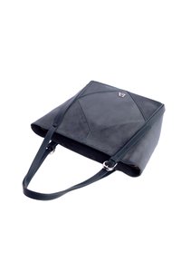 Bolso tote de cuero gris con diseño geométrico, correas ajustables delgadas, detalles en hardware plateado y una textura suave y mate.