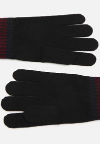Svarte hansker med et teksturert strikkemønster og et stripete rødt og mørkeblått akcent ved mansjetten, med femfingerdesign og ingen ekstra utstyr.