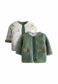 Zwei Kinderstrickjacken: eine weiße mit Fuchsmotiv, eine grüne Fleecejacke mit Taschen und einem Fuchs-Applikation. Beide haben runde Ausschnitte und Knopfleisten.