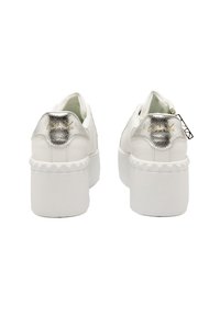 Sneakers bianche con platform, con un dettaglio sul tallone in argento testurizzato, logo riconoscibile e una suola spessa e distintiva. Realizzate in pelle liscia.