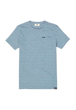 Korte mouwen lichtblauwe t-shirt gemaakt van zachte stof, met een patchzak op de linkerborst en een klein label aan de onderrand.