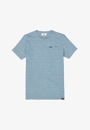 Camiseta de manga corta de color azul claro hecha de tela suave, con un bolsillo de parche en el lado izquierdo del pecho y una pequeña etiqueta en el dobladillo.