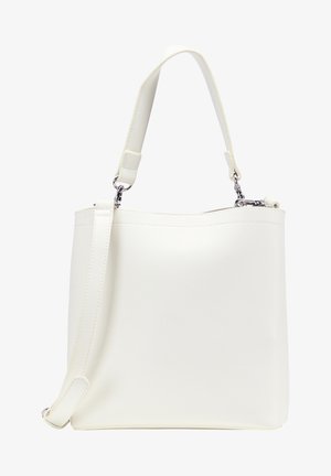 Hvid syntetisk taske med glat tekstur, åben top og justerbar rem. Har sølv hardware og et minimalistisk design.