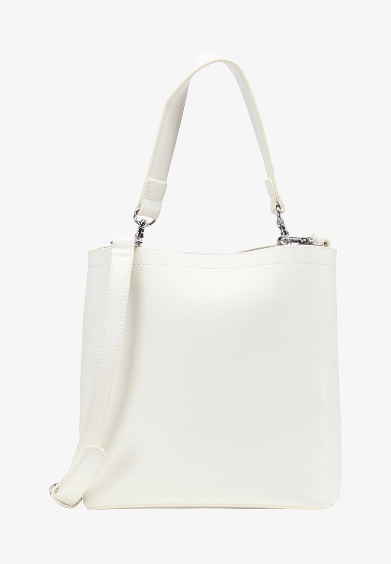 Sac fourre-tout synthétique blanc avec une texture lisse, ouverture supérieure et une sangle ajustable. Éléments métalliques argentés et design minimaliste.