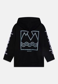 Černá mikina s kapucí se vzorem modré hory a vlny na zádech. Logo "Element" tištěné fialovou barvou na levém rukávu. Bavlněný materiál.