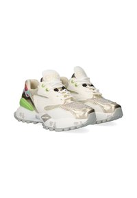 Zapatillas con una parte superior de malla blanca y acentos dorados, textura brillante, ojales verdes y una suela blanca con un diseño estampado.