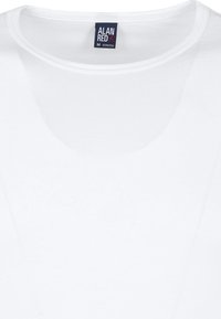 Witte stretch t-shirt met een ronde halslijn en een gladde textuur. Een label toont "ALAN RED" en maat "M" bij de halslijn.