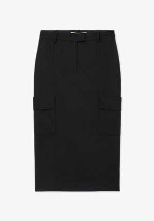 Jupe crayon noire longueur genou avec deux grandes poches cargo avant et passants pour ceinture à la taille.