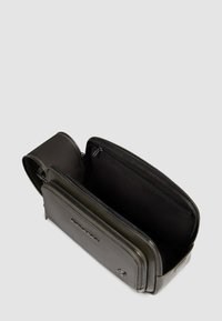 Borsa a tracolla rettangolare in pelle verde scuro con texture liscia, chiusura con zip superiore e numerosi scomparti interni.