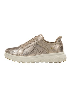 Zapatilla casual de piel metálica oro claro con parte superior perforada y texturizada, suela gruesa beige, cierre de cordones en la parte frontal y pequeño logo dorado en el lateral.