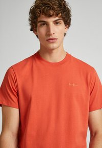 Pepe Jeans CONNOR - Paprasti marškinėliai - burnt orange
