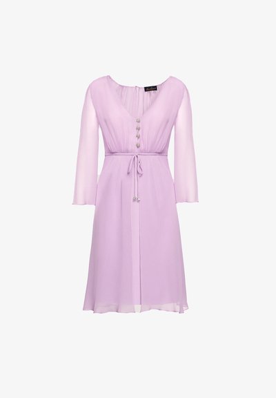 Ljus lavendelfärgad klänning med långa genomskinliga ärmar, v-ringning och knäppning fram. Har en dragsnörning i midjan och en flödande kjol.