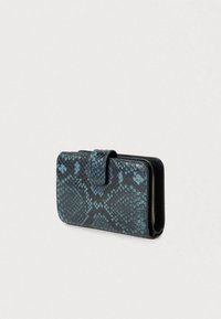 Portofel din piele sintetică cu model de piele de șarpe în nuanțe de negru și teal, cu un model texturat, formă dreptunghiulară și închidere prin clips. Are o margine cu fermoar.
