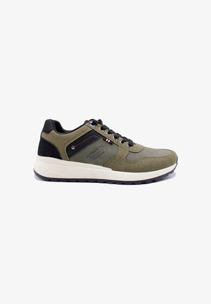 Baskets en daim et mesh vert et noir avec lacets noirs, semelle blanche et texte "Authentic" sur le panneau latéral.