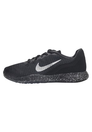 Schwarzer Nike Laufschuh mit weißem Swoosh-Logo, Mesh-Obermaterial und gesprenkelter schwarz-weißer Sohle auf weißem Hintergrund.