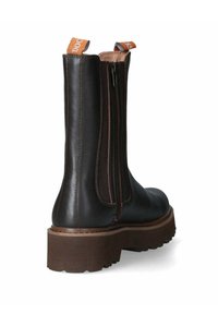 Stivale alla caviglia in pelle nera con doppie zip laterali, suola in gomma marrone a contrasto e linguette arancioni per una facile calzata.