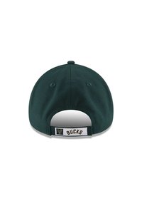 Gorra de béisbol de color verde oscuro con una correa ajustable en la parte trasera, que presenta un parche de tela blanca con la palabra "BUCKS" y un logo. Textura suave.