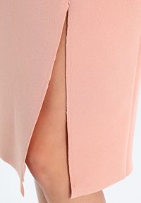 True Decadence Robe de soirée - nude