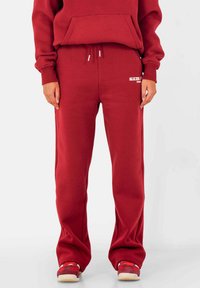 Rode katoenen sweatpants met een losse fit, voorzien van een elastische tailleband met trekkoorden en 'SIXTH' logo detail. Zachte textuur en rechte pijpen.