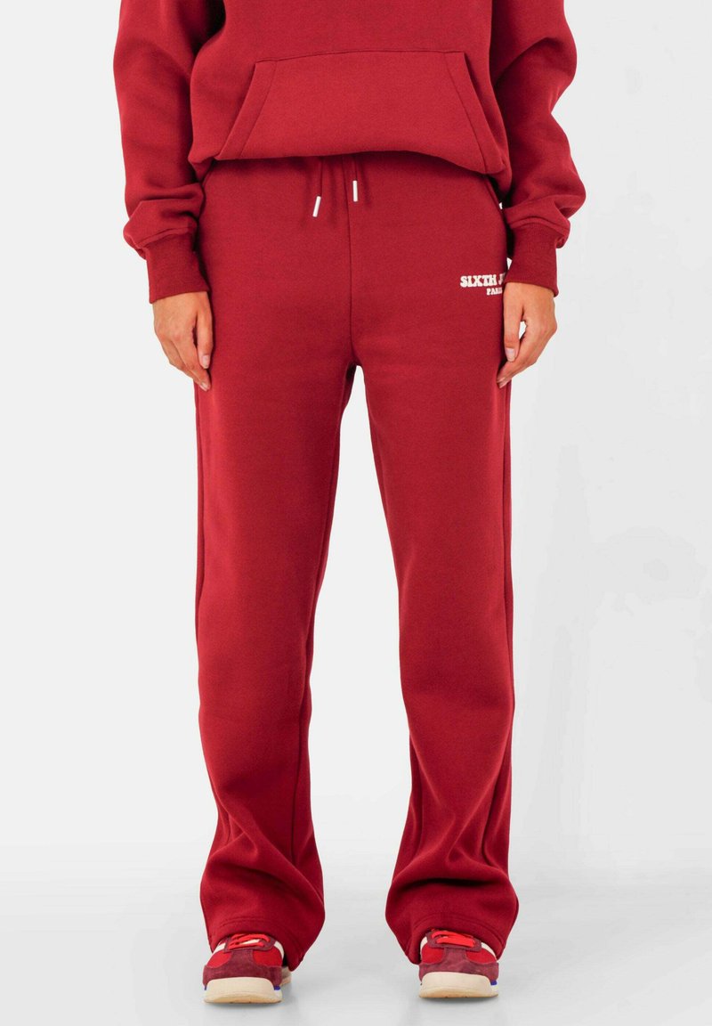 Rode katoenen sweatpants met een losse fit, voorzien van een elastische tailleband met trekkoorden en 'SIXTH' logo detail. Zachte textuur en rechte pijpen.