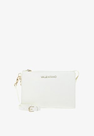 Sac Valentino blanc à surface texturée, quincaillerie dorée, fermeture à glissière et une bandoulière réglable. Présente un logo embossé à l'avant.