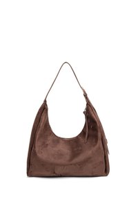 Borsa a spalla in suede marrone con una sola tracolla, apertura superiore curva e chiusura con zip su sfondo bianco.