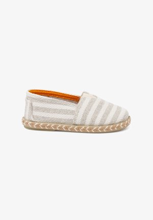 Pilnos priekio espadrilės batai pilkai baltos dryžuotos audinio, su supintos jūtos padu ir ryškiai oranžinėmis pamušalom. Suapvalinta nosies forma.