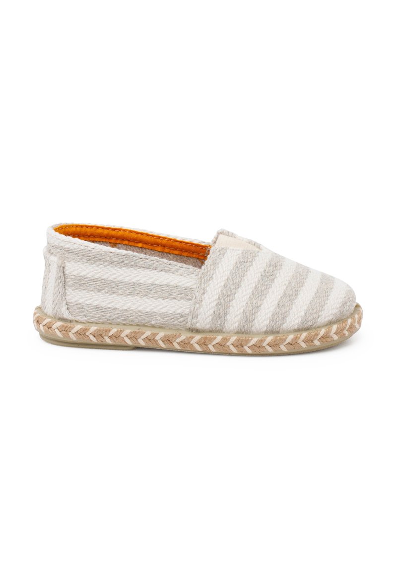 Espadrila v sivi in beli črtasti pleteni tkanini z pletenim jutenim podplatom in svetlo oranžno podlogo. Oblika zaobljenega nosa.