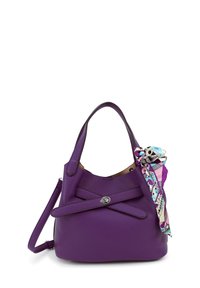 Paarse leren handtas met een textuurafwerking, voorzien van een gedraaid hengselontwerp en een bevestigde, gemusterde sjaalaccent. 