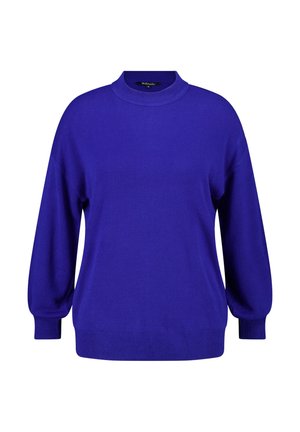 Blauwe gebreide trui met een hoge hals, lange, licht ballonvormige mouwen en een geribde zoom. Gladde textuur en casual ontwerp.