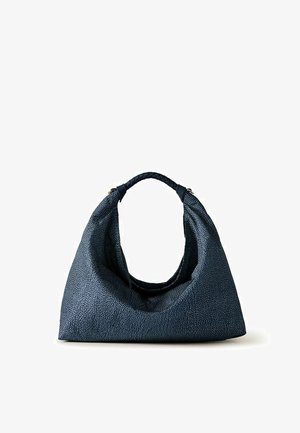 Dunkelblaue, strukturierte Lederhandtasche mit rundem, geflochtenem Griff und einer weichen, dreieckigen Form.