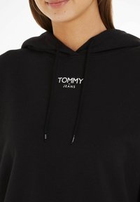 Tommy Jeans TJW ESSENTIAL LOGO RELAXED FIT - Jersey con capucha - schwarz