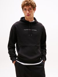 Felpa nera con cappuccio realizzata in tessuto morbido, dotata di una tasca anteriore, con logo bianco, cappuccio regolabile con coulisse e polsini e orlo a costine.