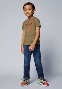 Guess CORE TODDLER KIDS BOY - Apdrukāts T-krekls - army olive