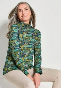 Langärmliges Turtleneck-Shirt mit einem mehrfarbigen Paisley-Muster in Grün, Gelb und Blau auf dunklem Hintergrund, aus dehnbarem Stoff gefertigt.