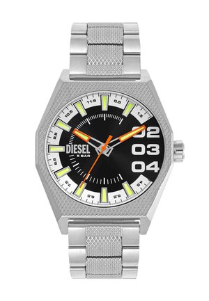 Srebrny zegarek na rękę Diesel z czarną tarczą, dużymi cyframi 02, 03, 04, pomarańczowymi wskazówkami godzinową i minutową, świecącymi znacznikami oraz teksturowanym metalowym paskiem.