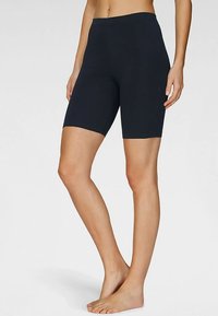 Črne kratke hlače do kolen iz raztegljivega, gladkega in mehkega materiala. Imajo širok elastičen pas za udobje. Minimalni šivi.