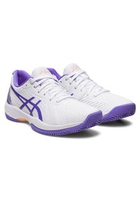 Chaussures de sport blanches avec des accents violets, présentant un dessus texturé, un laçage traditionnel et une semelle en caoutchouc flexible avec un motif de semelle.