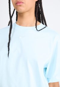 Nike Sportswear TEE - Basic póló - glacier blue/white